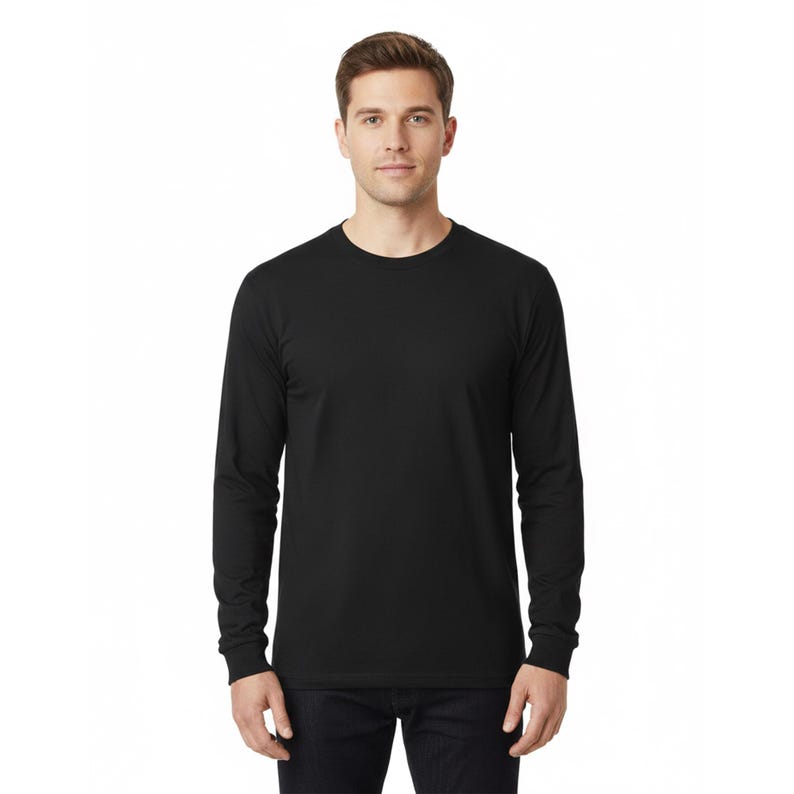 Puede incluir: Una camiseta negra de manga larga con cuello redondo. La camiseta est&aacute; hecha de un material suave y es adecuada para ropa casual. Las mangas llegan hasta las mu&ntilde;ecas.