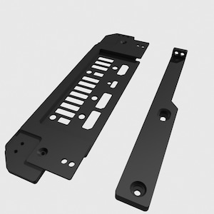 Puede incluir: Componentes metálicos negros, posiblemente para una carcasa de ordenador o un dispositivo similar, se muestran sobre un fondo blanco. Las piezas incluyen una pieza larga y ranurada y una pieza rectangular más estrecha con orificios de montaje.