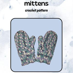 Puede incluir: Un par de mitones de ganchillo hechos a mano en tonos morado, verde y crema. Los mitones se muestran sobre un fondo azul claro, con las palabras "mittens" y "crochet pattern" en texto negro en la parte superior.