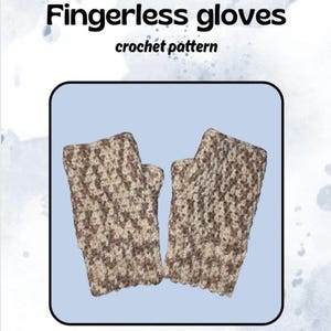 Puede incluir: Un par de guantes sin dedos con un patrón de ganchillo. Los guantes son una mezcla de marrón y beige, con una apariencia texturizada. La imagen incluye el texto "Fingerless gloves" y "crochet pattern".