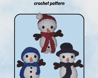 Puede incluir: Tres muñecos de nieve de ganchillo, cada uno con un sombrero y una bufanda diferentes. Los muñecos de nieve son blancos con ojos de botón negros y narices de zanahoria naranjas. Uno lleva un sombrero y una bufanda rojos, otro un sombrero y una bufanda azules y el tercero un sombrero y una bufanda negros. Texto: "Snowy the snowman crochet pattern".