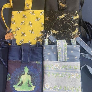 Funda para teléfono con bolsillos y cordón para el cuello, diseño de yoga, flores, libélula y abejas.