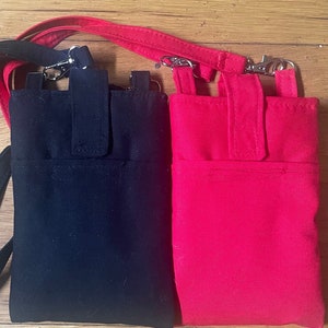 Funda para teléfono con bolsillos y cordón para el cuello, color sólido