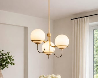 Lámpara de araña moderna de latón con forma de globo, colgante de 3 luces con cristal esmerilado, luminaria de techo de estilo de mediados de siglo.