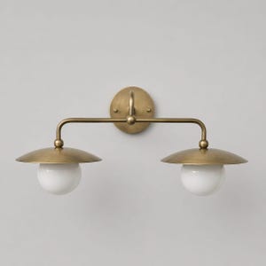 Mid Century moderne Doppel-Wandleuchte, antike Messing Waschtischleuchte, Opalglas Leuchte
