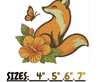 Könnte beinhalten: Ein Stickmuster mit einem orangefarbenen Fuchs, der neben einer großen gelben Hibiskusblüte und einem kleinen orangefarbenen Schmetterling sitzt. Der Text lautet SIZES: 4", 5", 6", 7" und FORMATS: PES, DST, JEF, EXP, EMB. Der Fuchs hat eine cremefarbene Brust.