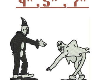 Könnte beinhalten: Ein Stickmuster mit einer schwarz-weißen Clownfigur, die nach einer weißen, geisterhaften Figur greift. Der Text 10,16 cm, 12,7 cm, 17,78 cm steht oben in Braun. Das Design verwendet schwarzes und weißes Garn für die Zeichentrickfiguren.