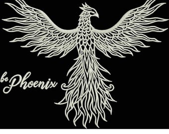 Könnte beinhalten: Ein weißes gesticktes Phönix-Design mit detaillierter Federzeichnung und ausgebreiteten Flügeln, zentriert auf schwarzem Hintergrund. Das Wort be Phoenix ist in einer weißen Schreibschrift links neben den Schwanzfedern zu sehen.