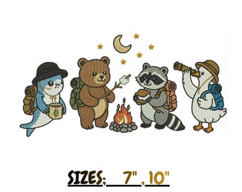 Könnte beinhalten: Ein Stickmuster mit einem blauen Hai, einem braunen Bären, einem grauen Waschbären und einer weißen Ente beim Campen. Sie tragen Hüte und Rucksäcke, mit Lagerfeuer, Marshmallow und Sternen. Text: SIZES: 7", 10" FORMATS: PES, DST, JEF, EXP, EMB.