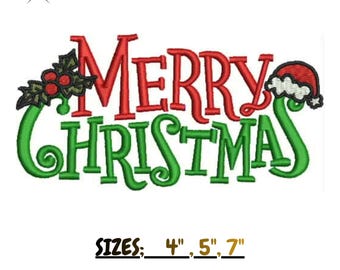 Könnte beinhalten: Ein Stickmuster mit dem Text Merry Christmas in Rot und Grün, verziert mit Stechpalmenblättern und einer Weihnachtsmütze. Darunter stehen auf weißem Grund die Texte SIZES: 4", 5", 7" und FORMATS: PES, DST, JEF, EXP, EMB.