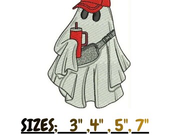 Könnte beinhalten: Ein Stickmuster eines weißen Geistes mit roter Baseballkappe, der einen roten Becher hält und eine graue Umhängetasche trägt. Der Text darunter lautet SIZES: 3", 4", 5", 7" und FORMATS: PES, DST, JEF, EXP, EMB. Das Design hat schwarze Konturen.