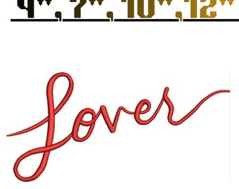 Könnte beinhalten: Ein Stickmuster mit dem Wort "lover" in einer roten Schreibschrift. Über dem Text sind die verfügbaren Größen deutlich als 4", 7", 10" und 12" angegeben. Das Design wird vor einem einfarbigen weißen Hintergrund präsentiert.
