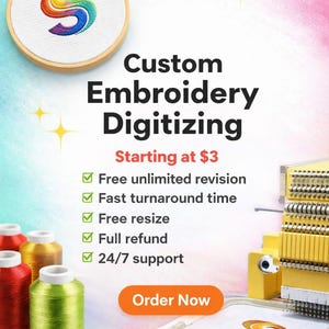 Könnte beinhalten: Werbung für individuelle Stickdigitalisierungsdienste. Das Bild zeigt ein gesticktes Design mit einem farbenfrohen 'S' in einem Holzrahmen, Garnrollen und eine gelbe Stickmaschine. Der Text enthält 'Custom Embroidery Digitizing' und Servicedetails.