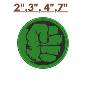 Puede incluir: Un parche bordado circular que presenta un gráfico de un puño cerrado verde sobre un fondo negro con un borde verde. El texto 2", 3", 4", 7" se muestra sobre el parche, indicando los tamaños disponibles en pulgadas para este artículo.