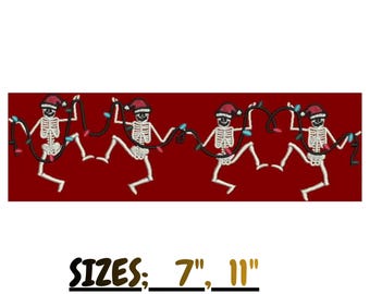 Könnte beinhalten: Ein Stickmuster mit vier weißen Skeletten in rot-weißen Weihnachtsmannmützen, die tanzend eine Lichterkette vor einem roten Hintergrund halten. Der Text darunter lautet: SIZES: 7", 11" FORMATS: PES, DST, JEF, EXP, EMB.