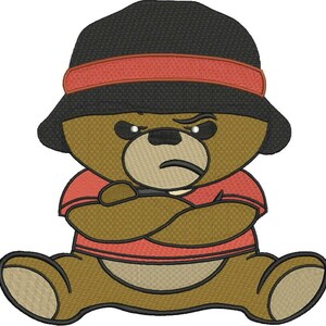 Pode incluir: Um emblema bordado apresentando um urso de peluche castanho com uma expressão rabugenta, usando um chapéu de pescador preto com uma faixa vermelha e uma camisola vermelha. O urso está sentado de braços cruzados, em estilo cartoon com contornos.