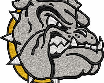 Könnte beinhalten: Ein gestickter Aufnäher mit einem stilisierten Bulldoggenkopf in Hellgrau, Weiß und Schwarz. Die Bulldogge hat einen grimmigen Ausdruck mit sichtbaren Zähnen und ist vor einem kreisförmigen gelben Hintergrund mit spitzen Zacken platziert.