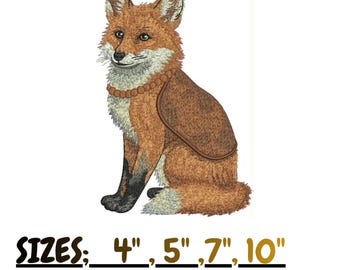 Könnte beinhalten: Ein Stickmuster eines sitzenden Fuchses mit orangefarbenem, weißem und schwarzem Fell, der eine braune Perlenkette und einen braunen Umhang trägt. Der Text lautet: SIZES: 4", 5", 7", 10" FORMATS: PES, DST, JEF, EXP, EMB. Mit Nadel- und Faden-Symbol.