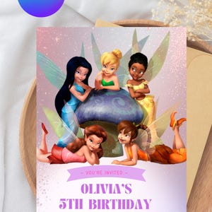 Może przedstawiać: Kolorowa karta zaproszenia z sześcioma postaciami z kreskówek wróżek. Karta zawiera fioletowy baner z napisem "You're Invited" oraz tekst "Olivia's 5th Birthday". Data to 14 listopada 2026, godzina rozpoczęcia 18:00.