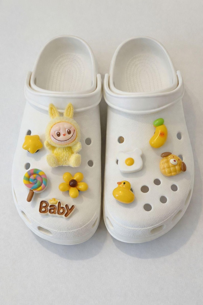 9 PC Anime Monster Shoe Charms, Kids Party Favors, Limited Time Special, Gift, Personalized Gelb