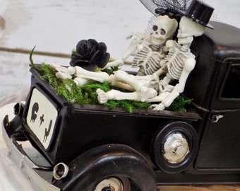 Halloween skelet bruidstaart Topper | Bruid & bruidegom skeletten | Rustieke griezelige zwarte vrachtwagen taartdecoratie | Miniatuur scène taarttopper