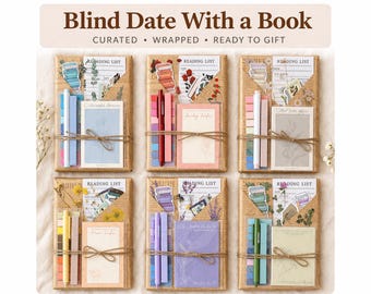 Może przedstawiać: Sześć zestawów prezentowych "Blind Date With a Book", zapakowanych w papier gazetowy. Każdy zestaw zawiera książkę, długopisy, notatniki i naklejki dekoracyjne. Zestawy są związane sznurkiem i zawierają tekst "Blind Date With a Book".