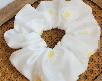 Scrunchie de margarita de malla blanca, scrunchie de margarita blanca, scrunchie de margarita, accesorios de margarita, accesorios para el cabello de margarita, scrunchie de dama de honor