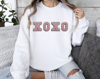 XOXO chenille patch crewneck sweatshirt, Valentines Day Sweatshirt, XOXO Crewneck Sweatshirt for Women, Valentine’s Day Outfit shirt