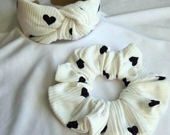 Tiara e elástico de cabelo brancos com corações pretos. Acessórios de cabelo para mulheres e meninas.