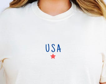 Camiseta minimalista com estampa de estrela dos EUA, camiseta cropped creme de verão, roupa patriótica vermelha, branca e azul, look estético para o Dia da Independência.