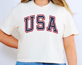 Camiseta minimalista com estampa de estrela dos EUA, camiseta cropped creme de verão, roupa patriótica vermelha, branca e azul, look estético para o Dia da Independência.