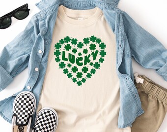 Camiseta infantil da sorte com trevo de quatro folhas e coração