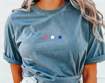 Camiseta minimalista com estampa de estrela, camiseta cropped creme de verão, roupa patriótica vermelha, branca e azul, look estético para o Dia da Independência.