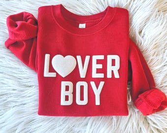 Suéter de cuello redondo para el Día de San Valentín de Lover Boy con letras abullonadas: para bebés y niños