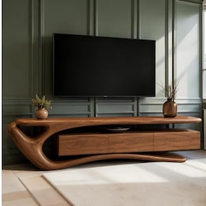 Mobile porta TV in noce massello fatto a mano, consolle multimediale moderna e curva, centro di intrattenimento in legno organico, mobile TV in stile Wabi Sabi giapponese.
