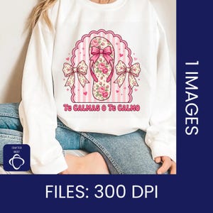 以下が含まれることがあります： ピンクの花柄ビーチサンダル、リボン、そして「Te Calmas O Te Calmo」の文字が特徴の白いスウェットシャツ。 デザインは、垂直ストライプとハートが付いたスカラップピンクのボーダーに配置されています。
