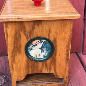 Vintage Coca Cola Rezeptbox aus Holz - Rustikale Cola Küchendekoration - Coca Cola Kartenhalter im Bauernhausstil - Retro Küchen Aufbewahrung mit rotem Knopf