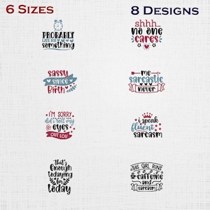 Può includere: Immagine con otto diversi design con frasi umoristiche come "Probably late for something" e "I speak fluent sarcasm". I design sono in vari colori e caratteri, adatti per abbigliamento o accessori. L'immagine indica anche "6 taglie" e "8 design".