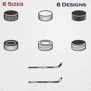 Może przedstawiać: Czarno-biała grafika krążków hokejowych i kijów hokejowych. Tekst u góry brzmi "6 ROZMIARÓW" i "8 WZORÓW". Krążki mają różne wzory, w tym krążek z pionowymi liniami i krążki z poziomymi liniami. Pokazano również dwa kije hokejowe.