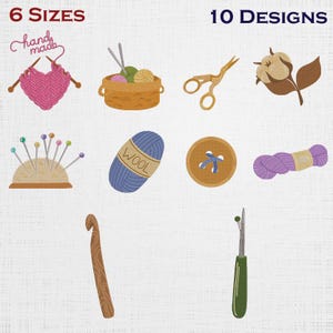 Könnte beinhalten: Eine Illustration mit verschiedenen Handwerkselementen. Es zeigt ein rosa gestricktes Herz mit Nadeln, einen Garnkorb, eine Schere, eine Baumwollpflanze, ein Nadelkissen mit Nadeln, einen blauen Wollknäuel, einen Knopf, eine lila Garnrolle, einen Häkelhaken und ein grünes Häkelwerkzeug. Text: "6 GRÖSSEN" und "10 DESIGNS".