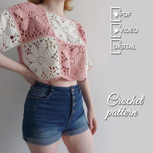Może przedstawiać: Krótki top zrobiony na szydełku w patchworkowy wzór, z kwadratami z białymi i różowymi kwiatowymi wzorami. Top ma krótkie rękawy i jest połączony z dżinsowymi szortami. Tekst na zdjęciu brzmi "PDF, VIDEO, DIGITAL" i "Crochet pattern."