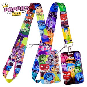 Può includere: Due cordini e un porta badge con personaggi del film d'animazione Inside Out. I cordini sono colorati con immagini dei personaggi. Il porta badge ha una parte anteriore in plastica trasparente e un design colorato.