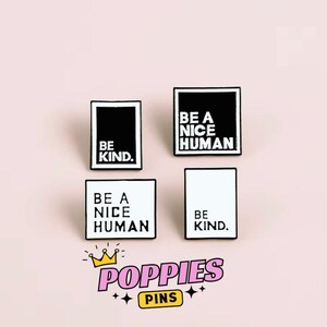 Peut inclure: Quatre épingles rectangulaires en émail avec les phrases "BE KIND" et "BE A NICE HUMAN" en noir et blanc. Les épingles sont disposées sur un fond rose clair avec le texte "POPPIES PINS" dans une police décorative.