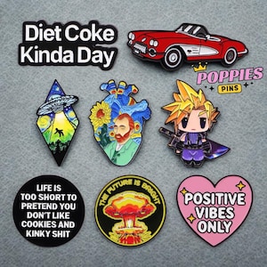Peut inclure: Collection d'épingles émaillées avec divers motifs. Comprend une voiture rouge, un personnage de dessin animé, un cœur avec "Positive Vibes Only", un OVNI, un cœur avec un tournesol et un portrait, une explosion nucléaire et le texte "Diet Coke Kinda Day".
