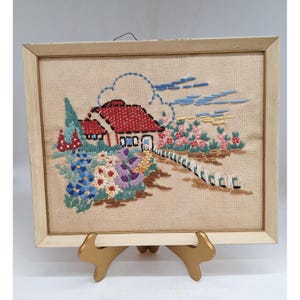 Vintage Cottage Gartencrewelstickerei gerahmte Wandkunst Cottagecore Omakerndekor 44.5 x 37 cm