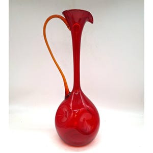 Jarrón de vidrio soplado de mediados de siglo con asa grande color ámbar rojo anaranjado aplicado, 48 x 15 cm.