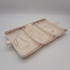 Plat de service divisé du milieu du siècle, design de fruits blancs et dorés, poterie californienne