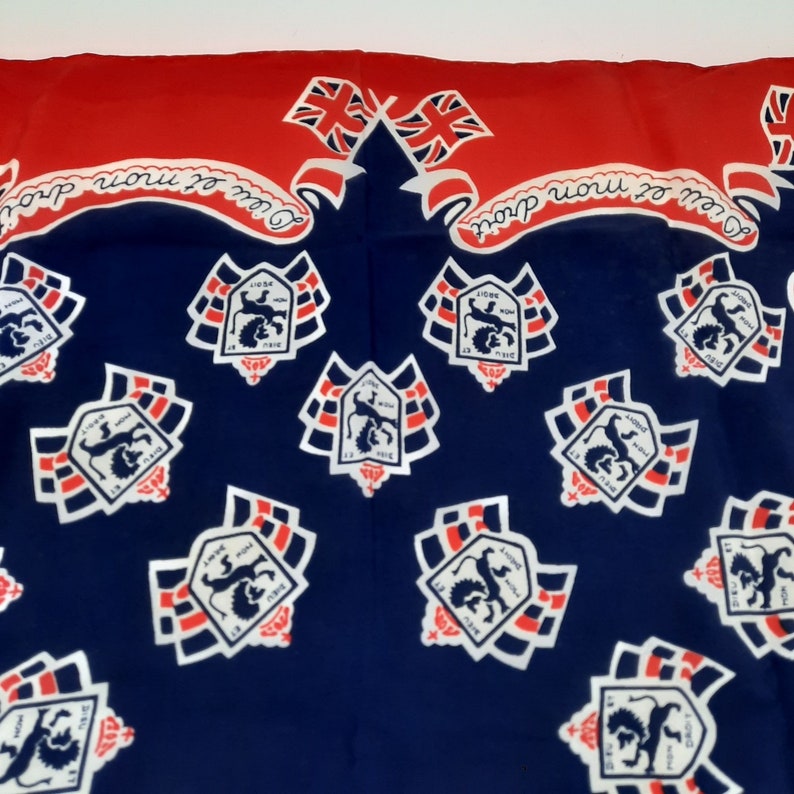 Vintage British Monarch scarf Dieu et mon droit red white blue royal seal image 3