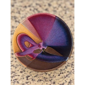 Signierte Keramikschale von Matthew Patton, Keramikkunst aus dem pazifischen Nordwesten, lila abstrakt glasiertes Steinzeug, handgefertigte Schale, 26,7 cm (10,5 Zoll)