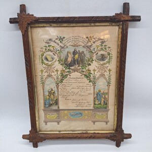 Antieke Duitse geboorte- en doopakte 1879 ingelijst rustiek houtsnijwerk